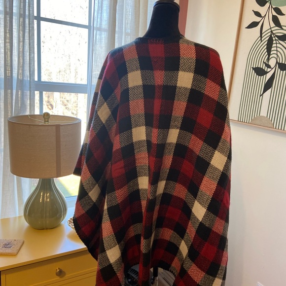 Woolrich Shawl Red Black and White Plaid One Size Shrug Poncho Style - Picture 2 of 4
